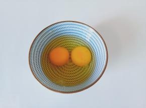 两个鸡蛋嗑入碗里。