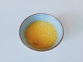 鸡蛋加一点点料酒，用筷子给打散。