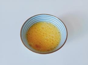 鸡蛋加一点点料酒，用筷子给打散。