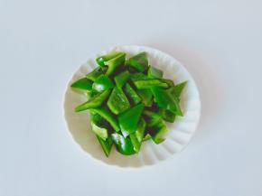 灯椒切成长条，再切成菱形状。