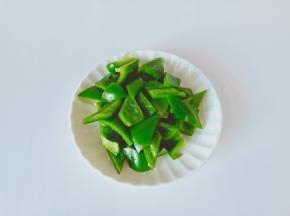 灯椒切成长条，再切成菱形状。