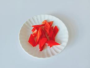 红椒也是一样切成菱形状。