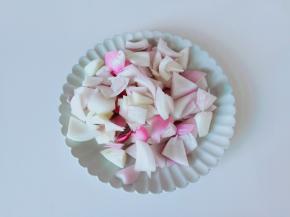 洋葱对半切开也切成菱形状【切洋葱的时候，嘴巴里含一口水，切洋葱不辣眼睛。】