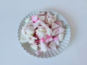 洋葱对半切开也切成菱形状【切洋葱的时候，嘴巴里含一口水，切洋葱不辣眼睛。】