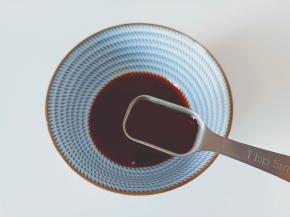 碗里放入蚝油两勺，生抽一勺。