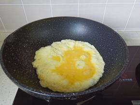 锅里加上少许食用油，油热开大火放入蛋液。