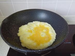 锅里加上少许食用油，油热开大火放入蛋液。