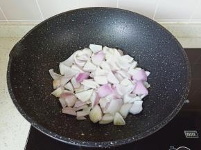 锅里重新加入食用油，放入洋葱。