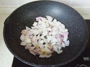 开大火将洋葱煸炒一会儿。