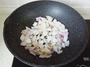 开大火将洋葱煸炒一会儿。