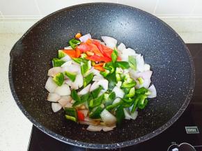 在放入灯椒与红椒翻炒。