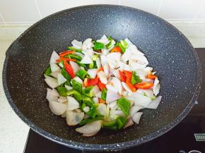 翻炒至灯椒与红椒微软。