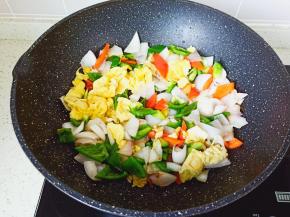 加入炒好的鸡蛋块。