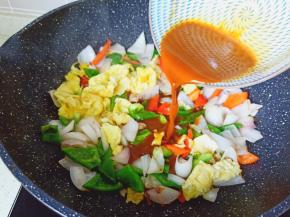 淋入调好的料汁快速翻炒。