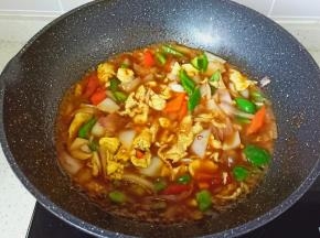 开大火将料汁翻炒均匀就可以了。