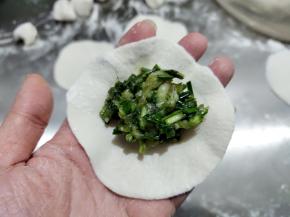 放上适量肉馅，然后将面片对折捏起，折几下，捏紧。自己擀的皮，很好包的。
