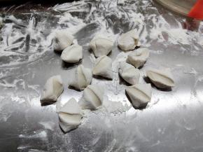 将粗面条搓均匀，然后切成10克左右的小面剂子，切的时间面条最好90度滚动。