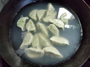 水烧开，下饺子，先用锅铲扒一下底，防止饺子沉底粘锅上，然后盖上煮至水沸腾，点一碗凉水，再盖上。重复一次。一般加2次水就够了，开盖，看到饺子全部浮起再煮一两分钟，饺子皮半透明就可以了。
