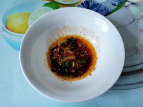 煮饺子的时候准备酸汤底。根据自己的口味放辣椒油、生抽、醋，我还放了一点榨菜丝。