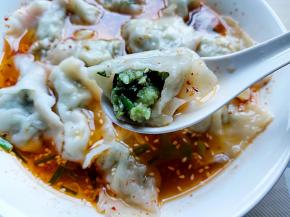 将煮好的饺子带汤捞碗里，拌匀就可以吃了。