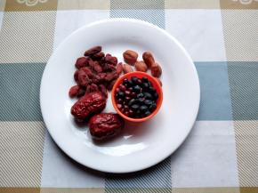 准备好各种材料，用豆浆机自带的量杯装好一杯稍微少一点的黑豆和红豆，因为还要加其它的料。