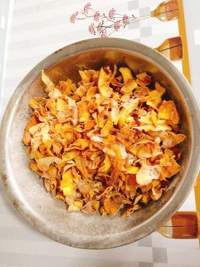 最后按照自己的口味，加入糖粉或者盐，拌匀以后就可以开吃啦！又香又脆，追剧当零食，怎么吃都不会腻！（喜欢原味的也可以什么都不放，也很美味！家里没有糖粉的可以把白糖放入料理机打磨成粉即可！）