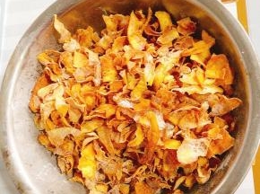 最后按照自己的口味，加入糖粉或者盐，拌匀以后就可以开吃啦！又香又脆，追剧当零食，怎么吃都不会腻！（喜欢原味的也可以什么都不放，也很美味！家里没有糖粉的可以把白糖放入料理机打磨成粉即可！）