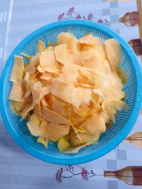 捞出沥干水份备用！