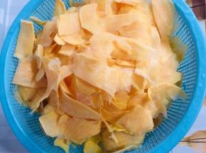 捞出沥干水份备用！