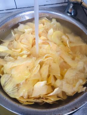 用清水反复清洗3遍，洗去红薯片表面的淀粉和浆水！颜色不会发黑！