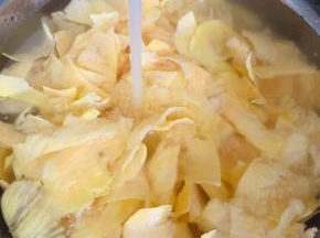 用清水反复清洗3遍，洗去红薯片表面的淀粉和浆水！颜色不会发黑！