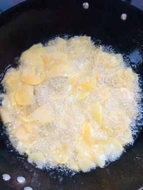 油温烧到五成热，红薯片放进去以后会冒大泡泡，开中火，都浮起来以后，炸3分钟左右！