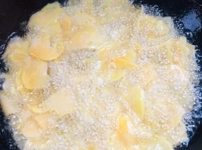 油温烧到五成热，红薯片放进去以后会冒大泡泡，开中火，都浮起来以后，炸3分钟左右！