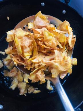 炸至红薯片颜色金黄的，就可以捞出来！