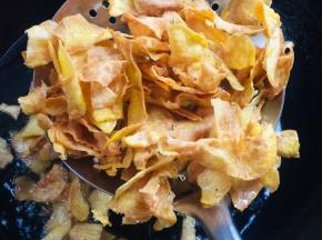 炸至红薯片颜色金黄的，就可以捞出来！