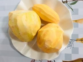 红心红薯削皮洗净备用！