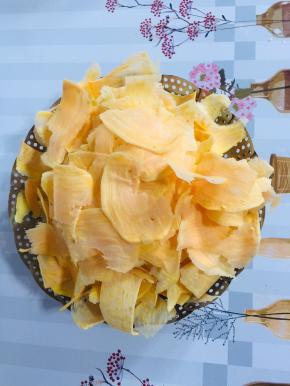 用削皮刀把红薯刮成薄片！