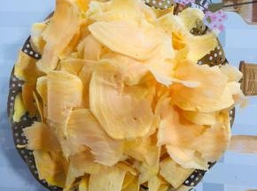 用削皮刀把红薯刮成薄片！