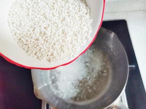 锅中放清水，水开后放入西米，大火烧开后转中小火，盖上锅盖煮15分钟至中间有一点小白点，焖5分钟后捞出，