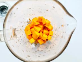 破壁机中放一半的南瓜和水榨成浓稠的南瓜糊，