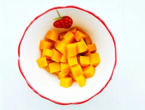 另一半南瓜煮熟。