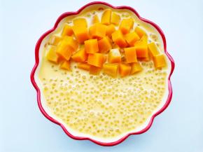 将西米，南瓜，椰汁放入碗中，再放一些煮熟的南瓜块，