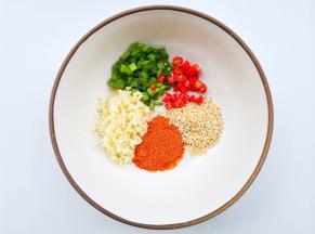 先调酸辣凉拌汁：将1勺蒜蓉、1勺葱花、1勺辣椒粉、1勺熟芝麻放入盘中，