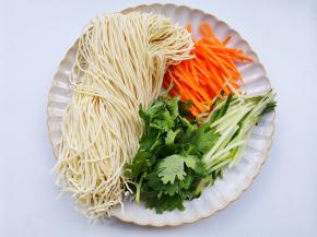 黄瓜胡萝卜切丝，香菜切碎。