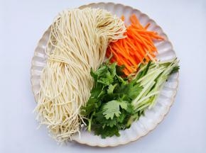 黄瓜胡萝卜切丝，香菜切碎。