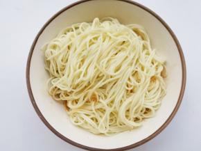 面条放入锅中煮熟捞出放入碗中，