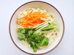 加入黄瓜、胡萝卜、香菜，