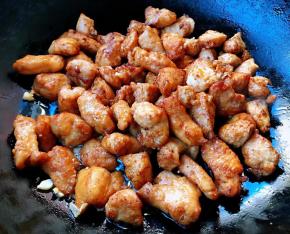 放入鸡胸脯肉炒匀