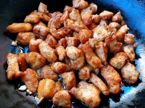 放入鸡胸脯肉炒匀