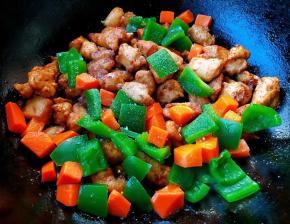 放入青椒和胡萝卜块同时放入盐和味精